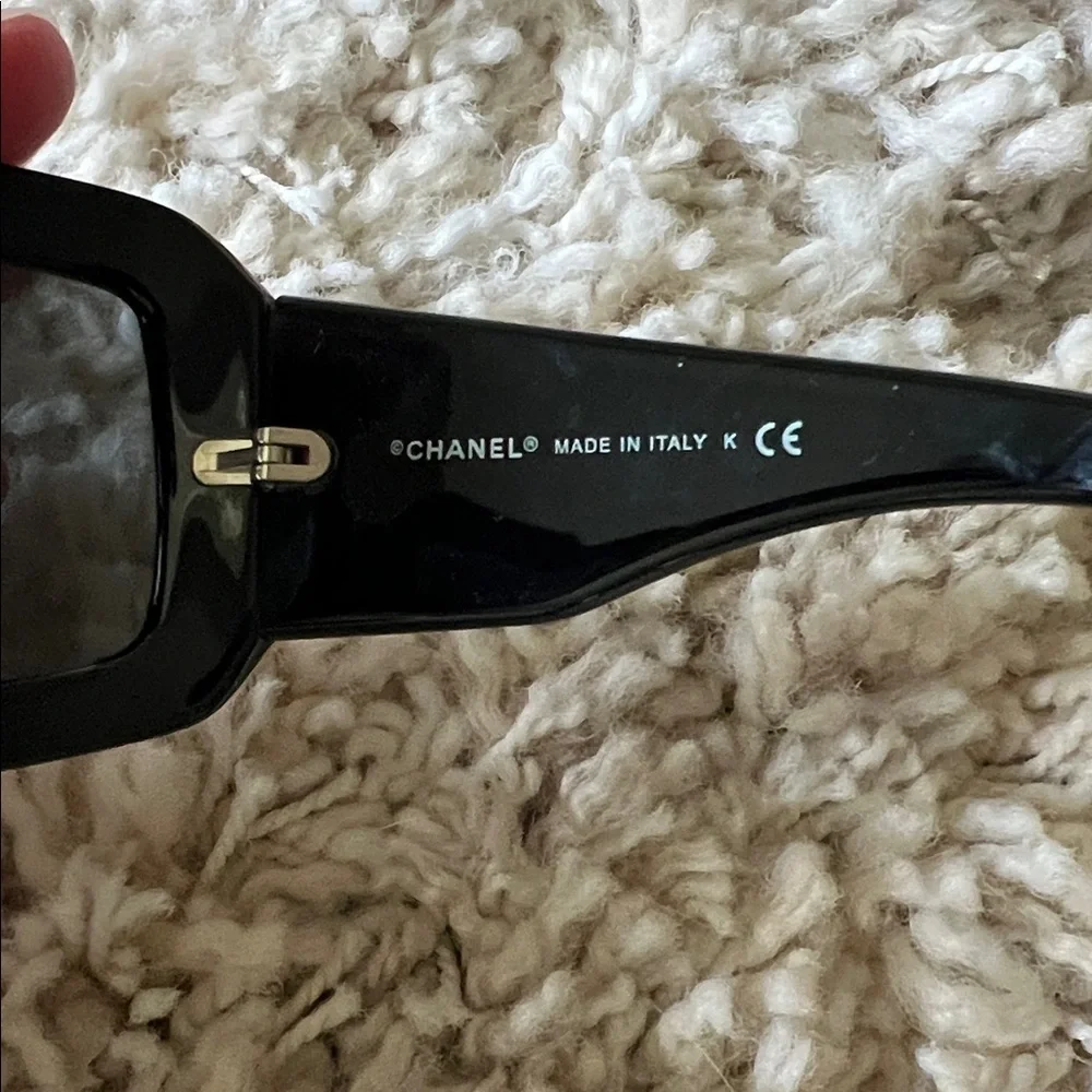 CHANEL Glossy Black Sunglasses with Iconic White Logo - Picture 4 of 8